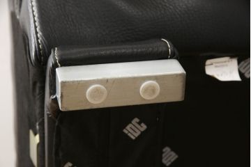 中古　美品　IDC大塚家具　L/S　LUXE-01(エルエス リュクス)　重厚感のある本革3人掛けソファ(定価約63万円)(三人掛けソファ、3P)(R-052708)