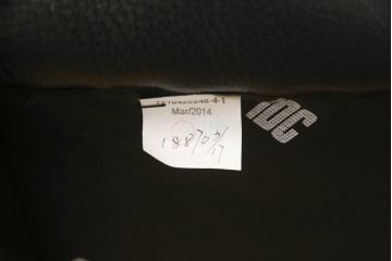 中古　美品　IDC大塚家具　L/S　LUXE-01(エルエス リュクス)　重厚感のある本革3人掛けソファ(定価約63万円)(三人掛けソファ、3P)(R-052708)