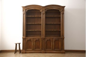 中古　美品　DREXEL HERITAGE(ドレクセルヘリテイジ)　クラシカルで優雅な佇まいが魅力的なキャビネット(定価約160万円)(飾り棚、収納棚)(R-052709)