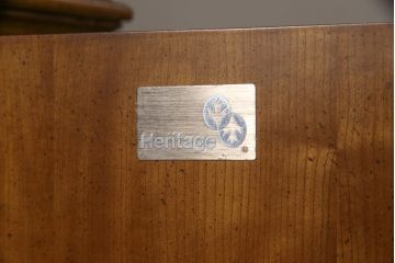 中古　美品　DREXEL HERITAGE(ドレクセルヘリテイジ)　クラシカルで優雅な佇まいが魅力的なキャビネット(定価約160万円)(飾り棚、収納棚)(R-052709)