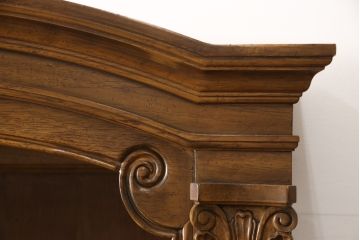 中古　美品　DREXEL HERITAGE(ドレクセルヘリテイジ)　クラシカルで優雅な佇まいが魅力的なキャビネット(定価約160万円)(飾り棚、収納棚)(R-052709)