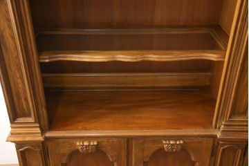 中古　美品　DREXEL HERITAGE(ドレクセルヘリテイジ)　クラシカルで優雅な佇まいが魅力的なキャビネット(定価約160万円)(飾り棚、収納棚)(R-052709)