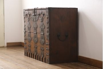 和製アンティーク　李朝デザイン　多様なデザインの金具が見ていて飽きないバンダチ(バンダジ)(箪笥、たんす、収納箱、長持)(R-052720)