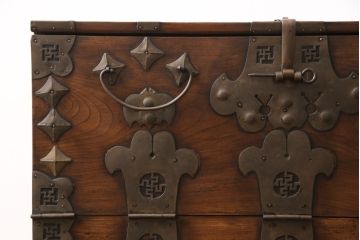 和製アンティーク　李朝デザイン　多様なデザインの金具が見ていて飽きないバンダチ(バンダジ)(箪笥、たんす、収納箱、長持)(R-052720)