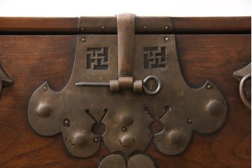 和製アンティーク　李朝デザイン　多様なデザインの金具が見ていて飽きないバンダチ(バンダジ)(箪笥、たんす、収納箱、長持)(R-052720)