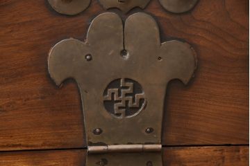 和製アンティーク　李朝デザイン　多様なデザインの金具が見ていて飽きないバンダチ(バンダジ)(箪笥、たんす、収納箱、長持)(R-052720)
