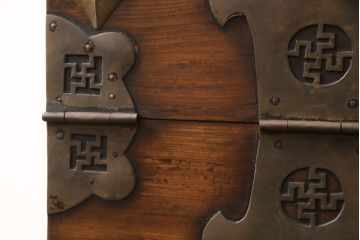 和製アンティーク　李朝デザイン　多様なデザインの金具が見ていて飽きないバンダチ(バンダジ)(箪笥、たんす、収納箱、長持)(R-052720)