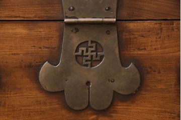和製アンティーク　李朝デザイン　多様なデザインの金具が見ていて飽きないバンダチ(バンダジ)(箪笥、たんす、収納箱、長持)(R-052720)