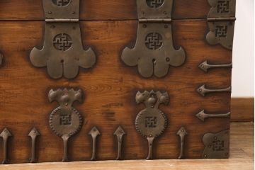 和製アンティーク　李朝デザイン　多様なデザインの金具が見ていて飽きないバンダチ(バンダジ)(箪笥、たんす、収納箱、長持)(R-052720)