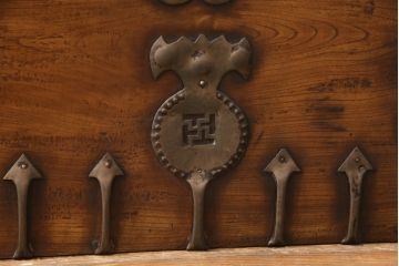 和製アンティーク　李朝デザイン　多様なデザインの金具が見ていて飽きないバンダチ(バンダジ)(箪笥、たんす、収納箱、長持)(R-052720)