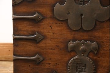 和製アンティーク　李朝デザイン　多様なデザインの金具が見ていて飽きないバンダチ(バンダジ)(箪笥、たんす、収納箱、長持)(R-052720)