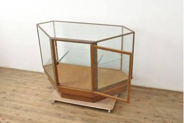 イギリスアンティーク　激レア!　高級品　HARRIS&SHELDON(ハリス シェルドン)社製　上品な佇まいが美しい、真鍮枠の六角形ガラスケース(ショーケース、店舗什器)(R-052728)