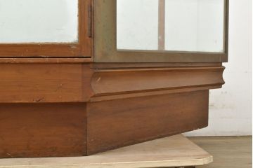 イギリスアンティーク　激レア!　高級品　HARRIS&SHELDON(ハリス シェルドン)社製　上品な佇まいが美しい、真鍮枠の六角形ガラスケース(ショーケース、店舗什器)(R-052728)