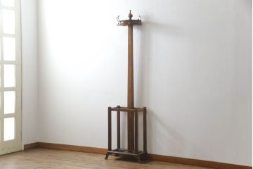 イギリスアンティーク　オーク材　Lloyd’s Antiques(ロイズ・アンティークス)　脚のデザインと上品なつくりが魅力的なポールハンガー(傘立て、帽子掛け)(R-052730)