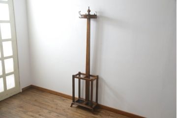 イギリスアンティーク　オーク材　Lloyd’s Antiques(ロイズ・アンティークス)　脚のデザインと上品なつくりが魅力的なポールハンガー(傘立て、帽子掛け)(R-052730)