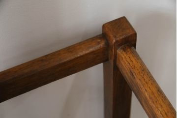 イギリスアンティーク　オーク材　Lloyd’s Antiques(ロイズ・アンティークス)　脚のデザインと上品なつくりが魅力的なポールハンガー(傘立て、帽子掛け)(R-052730)