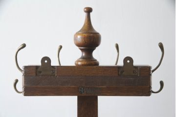 イギリスアンティーク　オーク材　Lloyd’s Antiques(ロイズ・アンティークス)　脚のデザインと上品なつくりが魅力的なポールハンガー(傘立て、帽子掛け)(R-052730)
