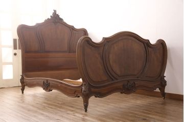 アンティーク家具　最高級　フランス　マホガニー材　落ち着きのある色合いと素晴らしい彫刻がクラシカルな雰囲気を高めるベッドフレーム(セミダブル)(R-052735)