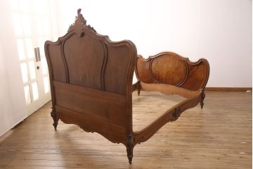 アンティーク家具　最高級　フランス　マホガニー材　落ち着きのある色合いと素晴らしい彫刻がクラシカルな雰囲気を高めるベッドフレーム(セミダブル)(R-052735)