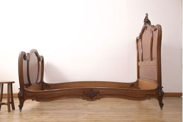 アンティーク家具　最高級　フランス　マホガニー材　落ち着きのある色合いと素晴らしい彫刻がクラシカルな雰囲気を高めるベッドフレーム(セミダブル)(R-052735)