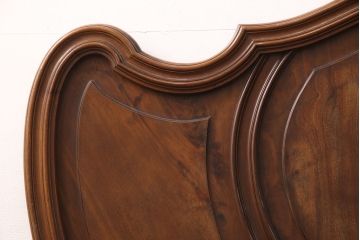 アンティーク家具　最高級　フランス　マホガニー材　落ち着きのある色合いと素晴らしい彫刻がクラシカルな雰囲気を高めるベッドフレーム(セミダブル)(R-052735)