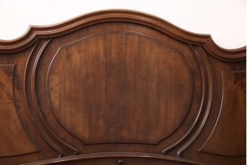 アンティーク家具　最高級　フランス　マホガニー材　落ち着きのある色合いと素晴らしい彫刻がクラシカルな雰囲気を高めるベッドフレーム(セミダブル)(R-052735)