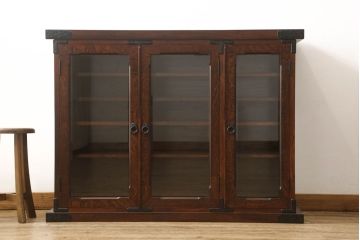 中古　岩谷堂箪笥　細やかな細工が施された金具がおしゃれなサイドボード(収納棚、キャビネット、ガラス戸棚)(R-052747)