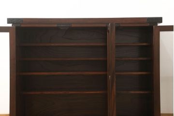中古　岩谷堂箪笥　細やかな細工が施された金具がおしゃれなサイドボード(収納棚、キャビネット、ガラス戸棚)(R-052747)