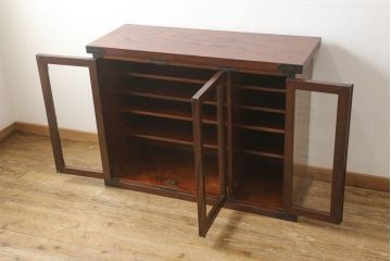 中古　岩谷堂箪笥　細やかな細工が施された金具がおしゃれなサイドボード(収納棚、キャビネット、ガラス戸棚)(R-052747)