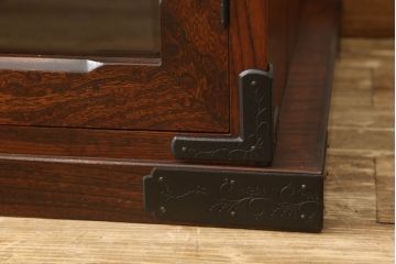 中古　岩谷堂箪笥　細やかな細工が施された金具がおしゃれなサイドボード(収納棚、キャビネット、ガラス戸棚)(R-052747)
