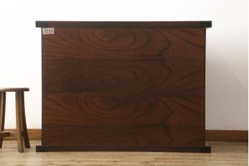 中古　岩谷堂箪笥　細やかな細工が施された金具がおしゃれなサイドボード(収納棚、キャビネット、ガラス戸棚)(R-052747)