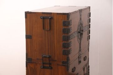 和製アンティーク　美品　上手物　総桐材　漆がきれいな観音開き時代箪笥(収納箪笥、桐箪笥、桐たんす、重ねタンス、引き出し)(R-052749)