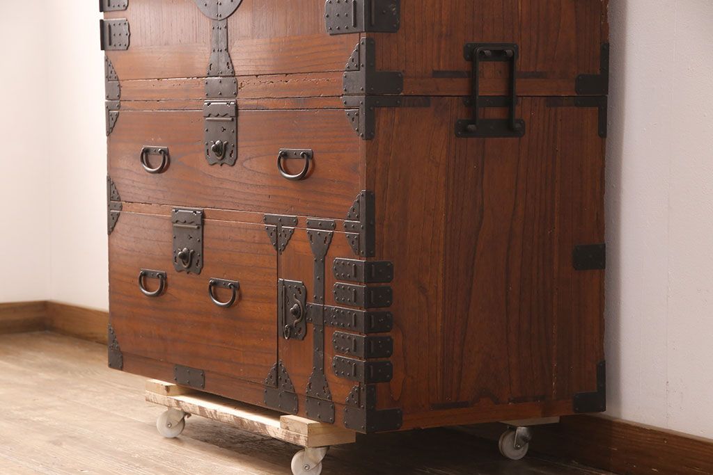 【美品】桐の箪笥 アンティーク　婚礼箪笥 和製アンティーク 前面桐材 桜丸金具 品のある佇まいが魅力的な