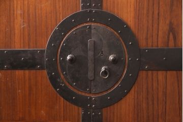 和製アンティーク　美品　上手物　総桐材　漆がきれいな観音開き時代箪笥(収納箪笥、桐箪笥、桐たんす、重ねタンス、引き出し)(R-052749)