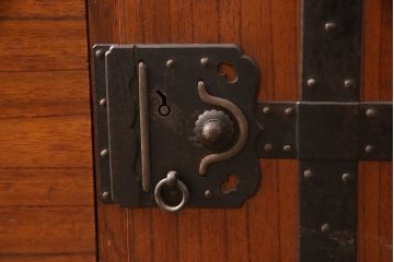 和製アンティーク　美品　上手物　総桐材　漆がきれいな観音開き時代箪笥(収納箪笥、桐箪笥、桐たんす、重ねタンス、引き出し)(R-052749)