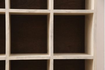 ラフジュ工房オリジナル　アンティーク風ペイント家具　ヒノキ材　ナチュラルな色味が優しい雰囲気を醸し出すマス目棚(飾り棚、収納棚、本棚、オープンラック)(R-052752)