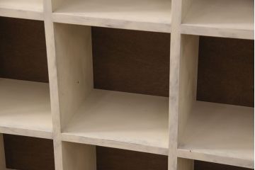 ラフジュ工房オリジナル　アンティーク風ペイント家具　ヒノキ材　ナチュラルな色味が優しい雰囲気を醸し出すマス目棚(飾り棚、収納棚、本棚、オープンラック)(R-052752)