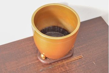 明治〜大正　色の綺麗な三足真鍮火鉢(唐金、手あぶり、火箸付)(R-052759)