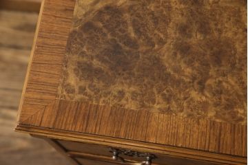 高級品　イギリスアンティーク　マホガニー材　バーズアイが印象的な、高級感あふれるチェスト(引き出し、サイドボード)(R-052763)