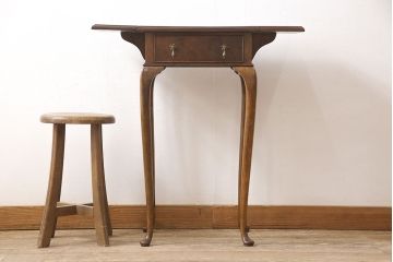 高級品　イギリスアンティーク　ウォールナット材　すらりと伸びた脚が優雅で美しいバタフライサイドテーブル(サイドチェスト、コンソールテーブル、飾り台)(R-052765)