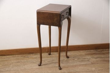 高級品　イギリスアンティーク　ウォールナット材　すらりと伸びた脚が優雅で美しいバタフライサイドテーブル(サイドチェスト、コンソールテーブル、飾り台)(R-052765)