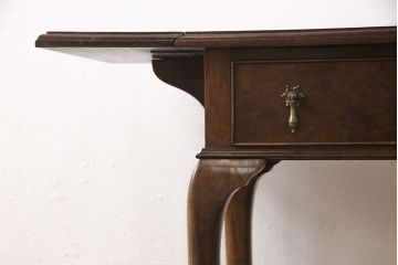 高級品　イギリスアンティーク　ウォールナット材　すらりと伸びた脚が優雅で美しいバタフライサイドテーブル(サイドチェスト、コンソールテーブル、飾り台)(R-052765)