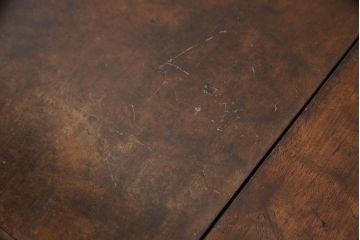 高級品　イギリスアンティーク　ウォールナット材　すらりと伸びた脚が優雅で美しいバタフライサイドテーブル(サイドチェスト、コンソールテーブル、飾り台)(R-052765)