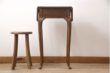高級品　イギリスアンティーク　ウォールナット材　すらりと伸びた脚が優雅で美しいバタフライサイドテーブル(サイドチェスト、コンソールテーブル、飾り台)(R-052765)