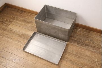 和製アンティーク　レア!　無骨なデザインが目を引くアルミ製の収納BOX(収納箱)(R-052770)