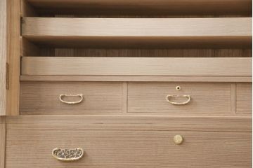中古　超美品　伝統工芸士・土田耕一作　美しい梅の飾り金具が上品さを漂わせる加茂総桐箪笥(定価約150万円)(総桐たんす、桐タンス、着物箪笥、和タンス)(R-052782)