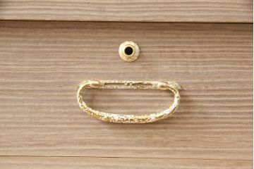中古　超美品　伝統工芸士・土田耕一作　美しい梅の飾り金具が上品さを漂わせる加茂総桐箪笥(定価約150万円)(総桐たんす、桐タンス、着物箪笥、和タンス)(R-052782)