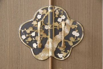 中古　超美品　伝統工芸士・土田耕一作　美しい梅の飾り金具が上品さを漂わせる加茂総桐箪笥(定価約150万円)(総桐たんす、桐タンス、着物箪笥、和タンス)(R-052782)