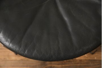 デンマークビンテージ　希少!!　モビリア(mobilia)　BO-EX社製　メンズライクの空間づくりに活躍する本革スツール(一人掛け、1人掛け、椅子、ヴィンテージ、応接セット、北欧)(R-052801)