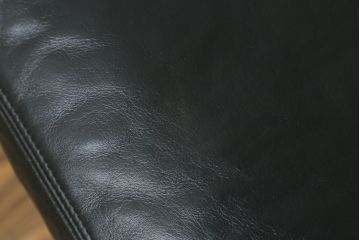 ドイツビンテージ　mobilia(モビリア)社取り扱い　キルインターナショナル(Kill International)　ホルスト・ブリューニング (Horst Bruning)デザイン　本革スツール(一人掛けソファ、1人掛け、椅子、ヴィンテージ)(R-052802)